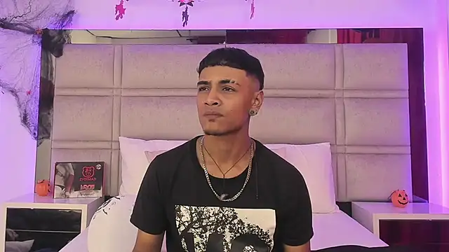 SweetAndSinful online show from 11-01-25, 04:30