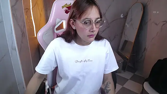 Snapshot of Scarlet_2b_ chatting on 10-16-25, 03:04 Scarlet 2b online show from 10-16-25, 03:04