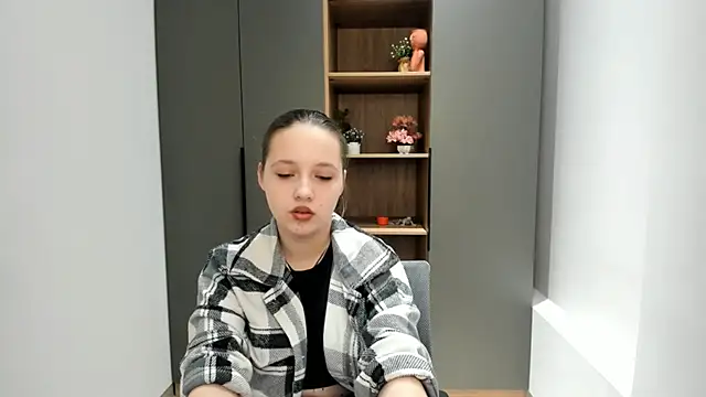 Snapshot of NadiaGnegy chatting on 10-19-25, 03:20 NadiaGnegy online show from 10-19-25, 03:20