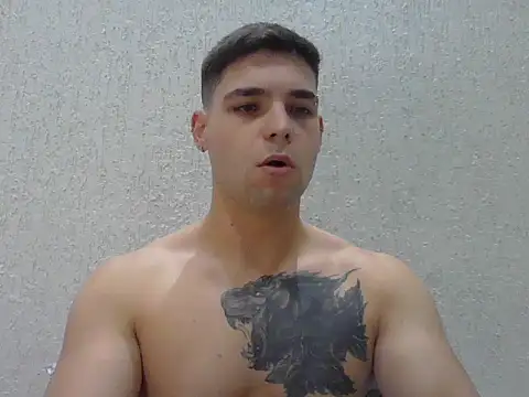 Snapshot of Zure-xxx chatting on 04-27-26, 11:25 Zure-xxx online show from 04-27-26, 11:25
