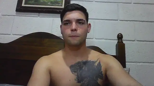 Snapshot of Zure-xxx chatting on 05-20-26, 01:46 Zure-xxx online show from 05-20-26, 01:46