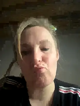 Snapshot of Andrea_h15 chatting on 10-22-25, 11:42 Andrea h15 online show from 10-22-25, 11:42