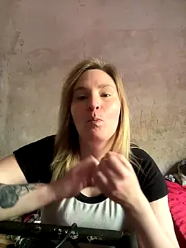 Snapshot of Andrea_h15 chatting on 10-15-25, 02:03 Andrea h15 online show from 10-15-25, 02:03