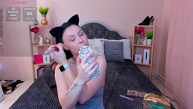 Snapshot of ChloeBrut chatting on 10-24-25, 12:42 ChloeBrut online show from 10-24-25, 12:42