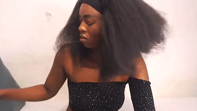 Snapshot of TallEbonyBabe chatting on 02-09-26, 04:32 TallEbonyBabe online show from 02-09-26, 04:32