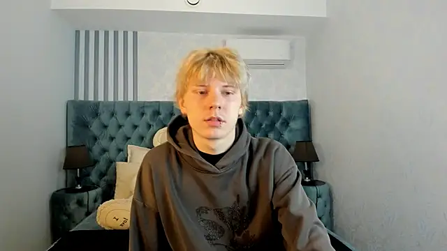 Snapshot of KevinMilky chatting on 10-22-25, 02:27 KevinMilky online show from 10-22-25, 02:27