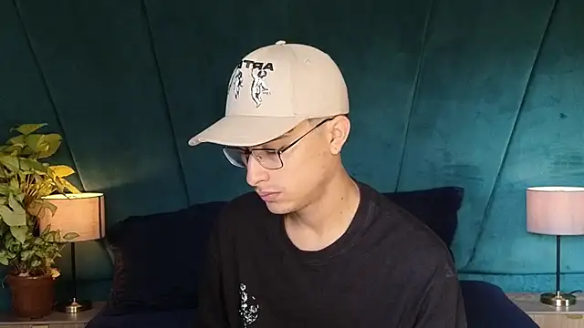 Aaron Eze online show from 11-30-25, 01:12