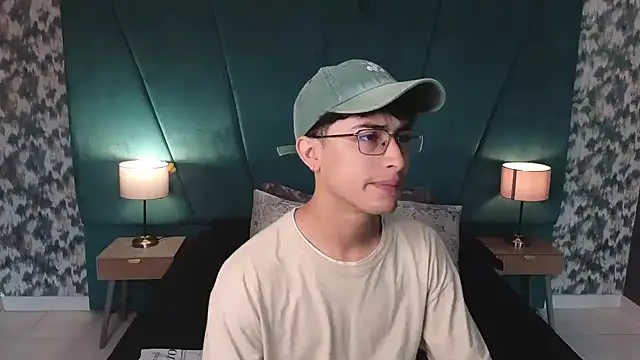 Snapshot of Aaron_Eze chatting on 06-12-26, 12:25 Aaron Eze online show from 06-12-26, 12:25