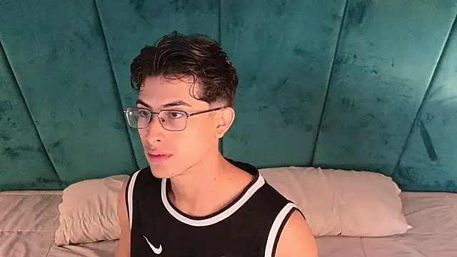 Aaron Eze online show from 04-06-26, 01:12