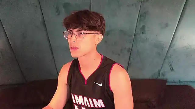 Aaron Eze online show from 04-11-26, 12:31