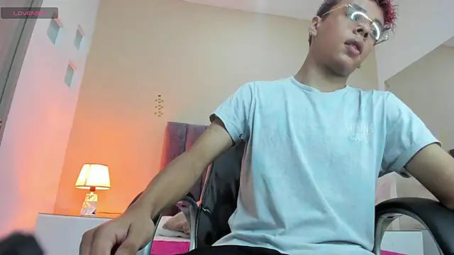 Snapshot of Xavier_Fox___ chatting on 02-12-26, 08:08 Xavier Fox online show from 02-12-26, 08:08