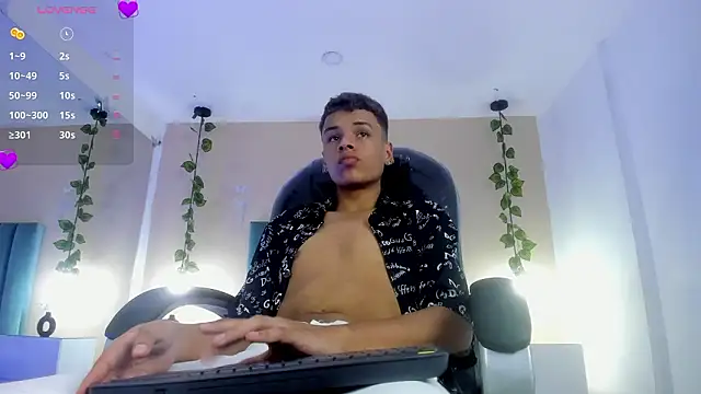 Snapshot of Xavier_Fox___ chatting on 02-20-26, 08:11 Xavier Fox online show from 02-20-26, 08:11