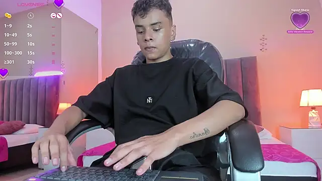 Snapshot of Xavier_Fox___ chatting on 02-21-26, 08:33 Xavier Fox online show from 02-21-26, 08:33