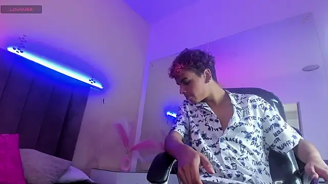 Snapshot of Xavier_Fox___ chatting on 02-15-26, 01:54 Xavier Fox online show from 02-15-26, 01:54