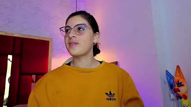 Snapshot of moon_winy chatting on 05-18-26, 11:37 moon winy online show from 05-18-26, 11:37