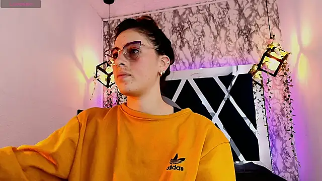 Snapshot of moon_winy chatting on 05-11-26, 12:17 moon winy online show from 05-11-26, 12:17