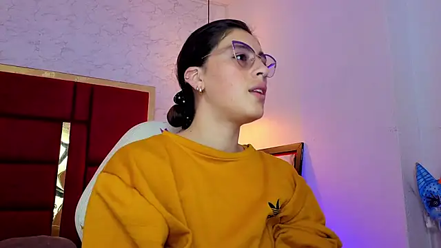 Snapshot of moon_winy chatting on 05-12-26, 11:16 moon winy online show from 05-12-26, 11:16