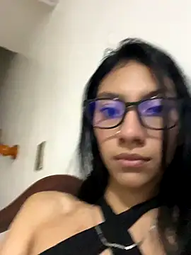 Snapshot of Swet_scarlet chatting on 10-28-25, 01:06 Swet scarlet online show from 10-28-25, 01:06