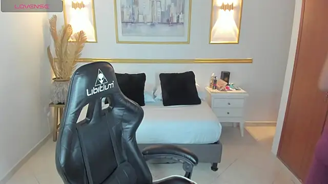 karlyy  online show from 12-18-25, 07:07