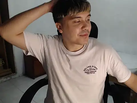 Snapshot of CuteAlexBoy chatting on 12-21-25, 02:19 CuteAlexBoy online show from 12-21-25, 02:19