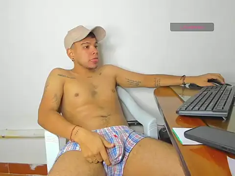 Snapshot of kelvin_276 chatting on 07-12-26, 06:20 kelvin 276 online show from 07-12-26, 06:20