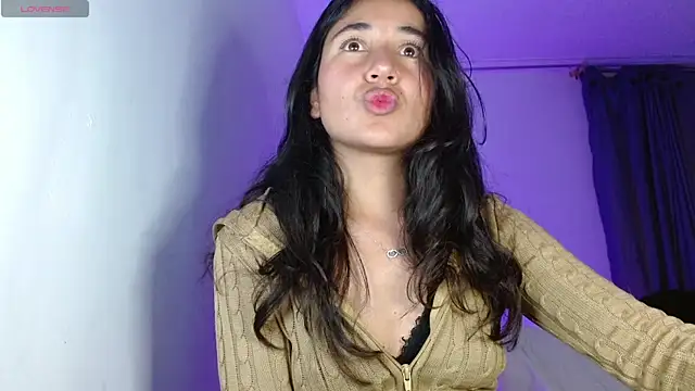 Snapshot of naomy_rain chatting on 10-24-25, 05:17 naomy rain online show from 10-24-25, 05:17