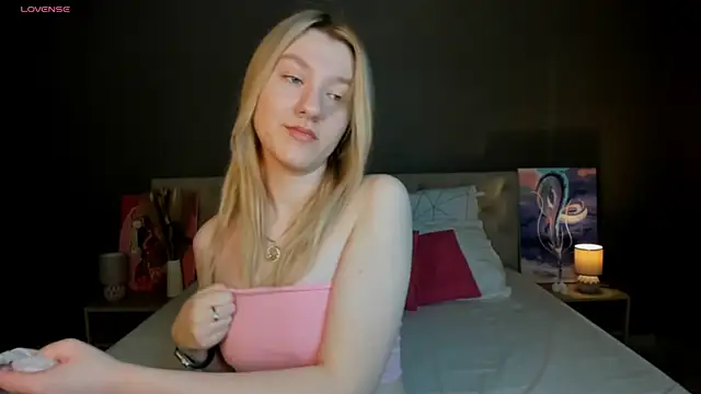 Snapshot of LinaRayy chatting on 10-18-25, 09:33 LinaRayy online show from 10-18-25, 09:33