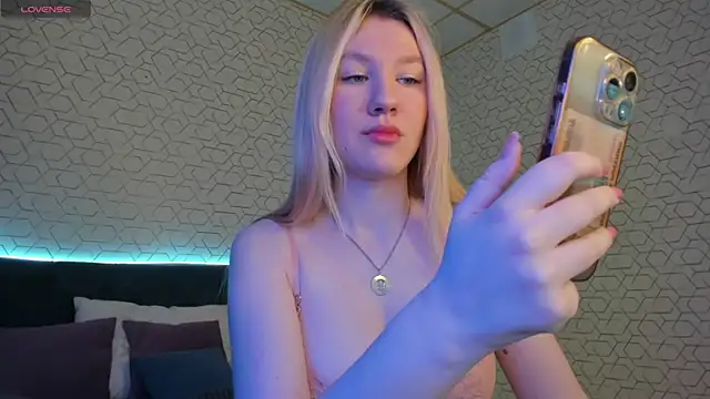 Snapshot of LinaRayy chatting on 05-14-26, 01:02 LinaRayy online show from 05-14-26, 01:02