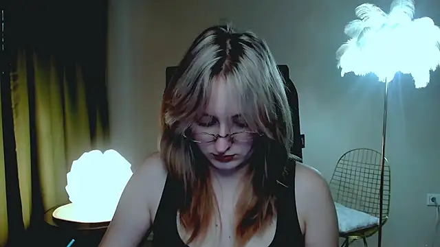 Snapshot of ScarlettScril chatting on 10-20-25, 06:26 ScarlettScril online show from 10-20-25, 06:26