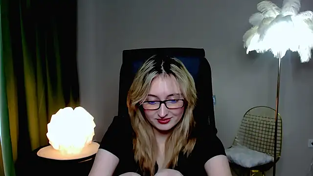 Snapshot of ScarlettScril chatting on 10-19-25, 09:23 ScarlettScril online show from 10-19-25, 09:23