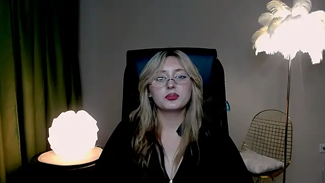 Snapshot of ScarlettScril chatting on 10-17-25, 01:35 ScarlettScril online show from 10-17-25, 01:35