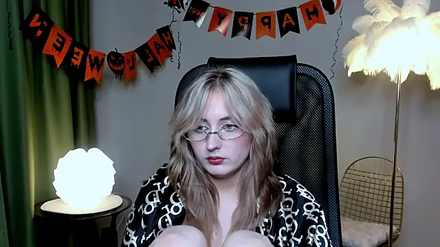 Snapshot of ScarlettScril chatting on 10-23-25, 01:21 ScarlettScril online show from 10-23-25, 01:21