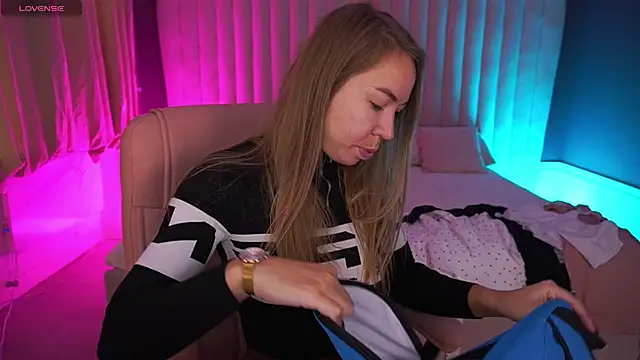 VixenMuse online show from 10-28-25, 06:45