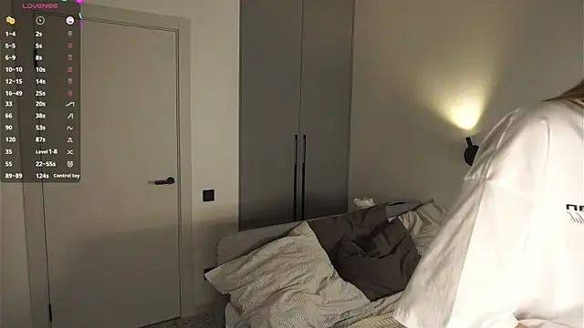 BrynnHolverson online show from 11-28-25, 06:19