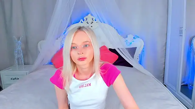 Snapshot of AlessaKiss chatting on 06-22-26, 02:17 AlessaKiss online show from 06-22-26, 02:17