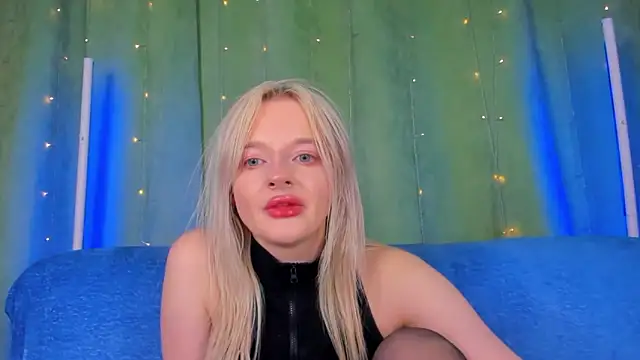 Snapshot of AlessaKiss chatting on 06-03-26, 02:33 AlessaKiss online show from 06-03-26, 02:33