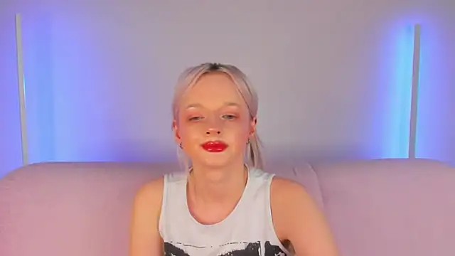 Snapshot of AlessaKiss chatting on 06-08-26, 02:45 AlessaKiss online show from 06-08-26, 02:45