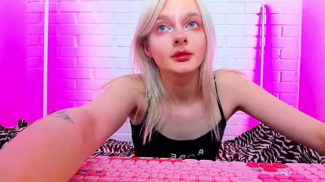 Snapshot of AlessaKiss chatting on 06-11-26, 02:33 AlessaKiss online show from 06-11-26, 02:33