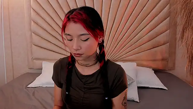 Snapshot of Emma_duff chatting on 11-21-25, 01:21 Emma duff online show from 11-21-25, 01:21