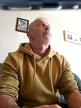Snapshot of Ptitcouic chatting on 10-16-25, 01:41 Ptitcouic online show from 10-16-25, 01:41