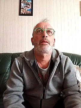 Snapshot of Ptitcouic chatting on 10-22-25, 11:53 Ptitcouic online show from 10-22-25, 11:53