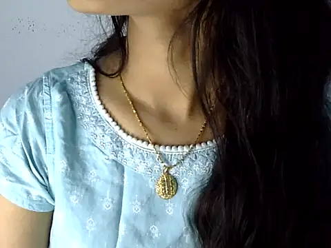 Snapshot of Shezi_N chatting on 07-31-26, 03:42 Shezi N online show from 07-31-26, 03:42