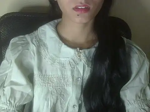 Snapshot of Shezi_N chatting on 07-23-26, 03:30 Shezi N online show from 07-23-26, 03:30