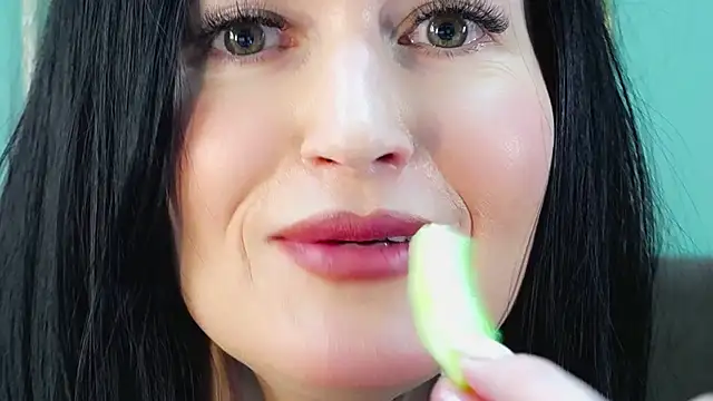 Snapshot of JaneWalch chatting on 06-18-26, 10:53 JaneWalch online show from 06-18-26, 10:53