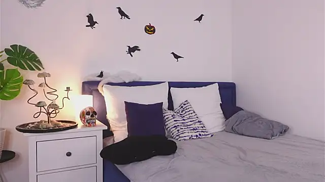 Snapshot of carolineliora chatting on 10-28-25, 10:25 carolineliora online show from 10-28-25, 10:25