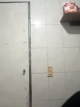 Snapshot of petite_coral chatting on 12-18-25, 02:05 petite coral online show from 12-18-25, 02:05