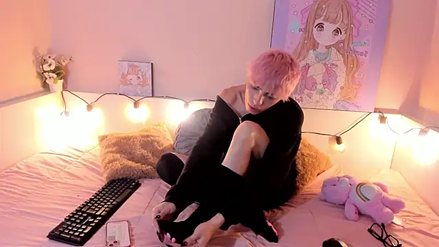 Snapshot of Strawberry_Kitty_ chatting on 10-18-25, 04:36 Strawberry Kitty online show from 10-18-25, 04:36