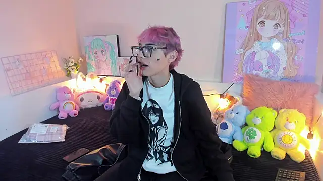 Strawberry Kitty  online show from 11-30-25, 04:02