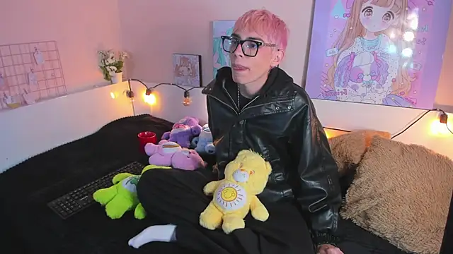 Strawberry Kitty  online show from 10-31-25, 03:47