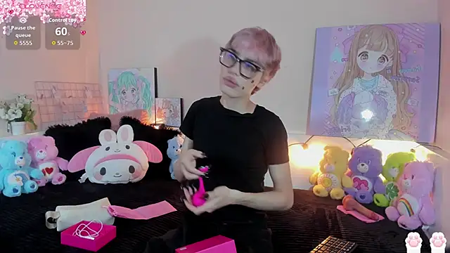 Strawberry Kitty  online show from 12-20-25, 04:37